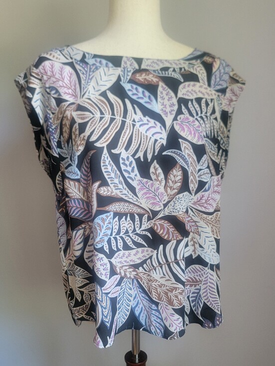 Ann Taylor Factory Tops - Ann Taylor Factory Women's Black Botanical Print Cap-Sleeve Top Size Medium